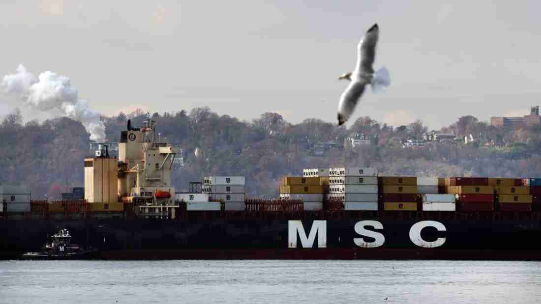 Tòa án Tối cao Mỹ tạm hoãn phán quyết về thuế quan của ông Trump