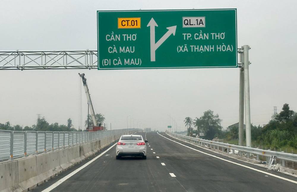 Chỉ còn ít ngày, cao tốc Cần Thơ - Cà Mau sẽ thông xe tuyến chính, TP.HCM về Cà Mau chỉ còn 4 giờ- Ảnh 1. Chỉ còn ít ngày, cao tốc Cần Thơ - Cà Mau sẽ thông xe tuyến chính, TP.HCM về Cà Mau chỉ còn 4 giờ- Ảnh 1.
