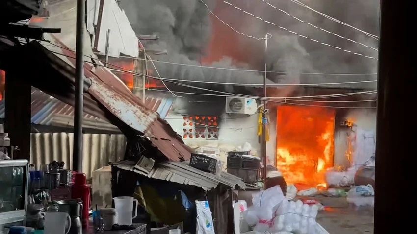 Cháy lớn gần chợ Bình Trưng