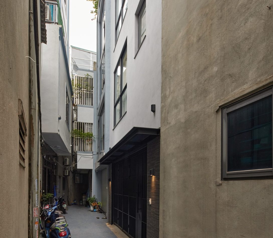 Nhà 2 mặt tiền hẻm nhỏ Hà Nội hóa giải sự thiếu sáng của nhà ống dài- Ảnh 2.