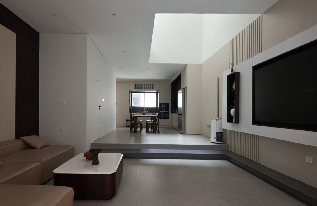 Nhà 2 mặt tiền hẻm nhỏ Hà Nội hóa giải sự thiếu sáng của nhà ống dài- Ảnh 4.