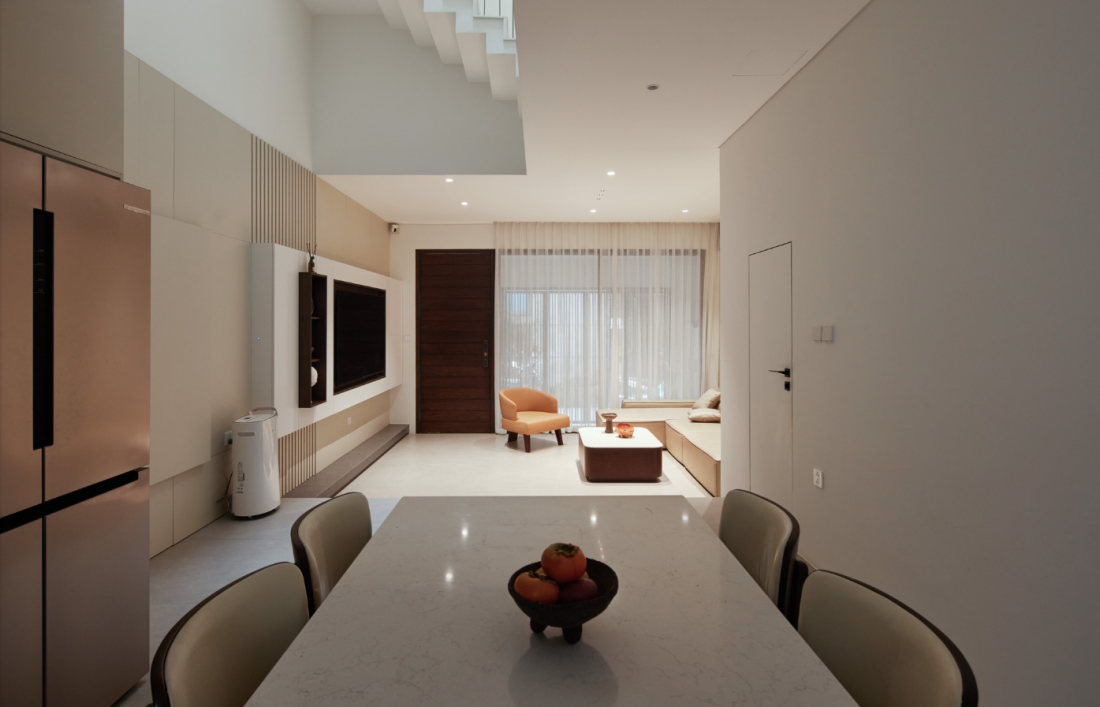 Nhà 2 mặt tiền hẻm nhỏ Hà Nội hóa giải sự thiếu sáng của nhà ống dài- Ảnh 8.