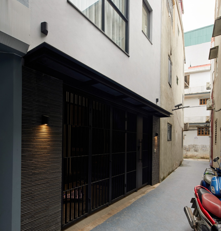 Nhà 2 mặt tiền hẻm nhỏ Hà Nội hóa giải sự thiếu sáng của nhà ống dài