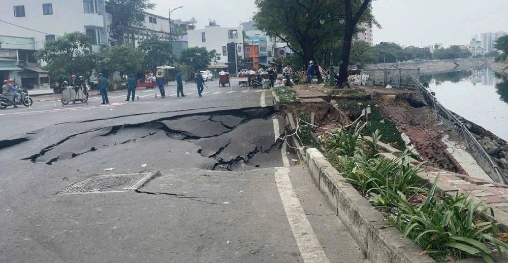 Tuyến đường ven kênh ở TP.HCM sụt lún nghiêm trọng