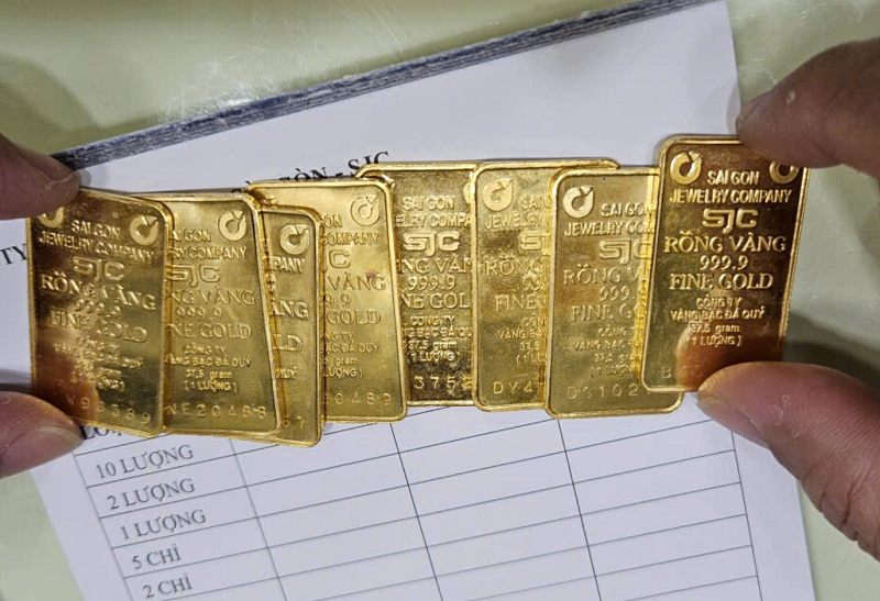 Giá vàng hôm nay 21-1: Tăng vọt, vàng thế giới vượt 4.700 USD/ounce