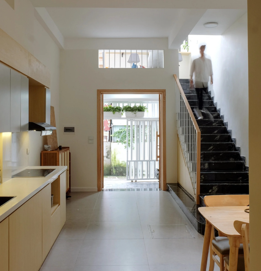 Sức mạnh của giếng trời và kiến trúc lệch tầng trong ngôi nhà 63m2 cho gia đình 3 thế hệ tại Hà Nội- Ảnh 2. Sức mạnh của giếng trời và kiến trúc lệch tầng trong ngôi nhà 63m2 cho gia đình 3 thế hệ tại Hà Nội- Ảnh 2.