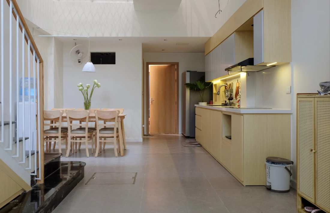 Sức mạnh của giếng trời và kiến trúc lệch tầng trong ngôi nhà 63m2 cho gia đình 3 thế hệ tại Hà Nội- Ảnh 3. Sức mạnh của giếng trời và kiến trúc lệch tầng trong ngôi nhà 63m2 cho gia đình 3 thế hệ tại Hà Nội- Ảnh 3.