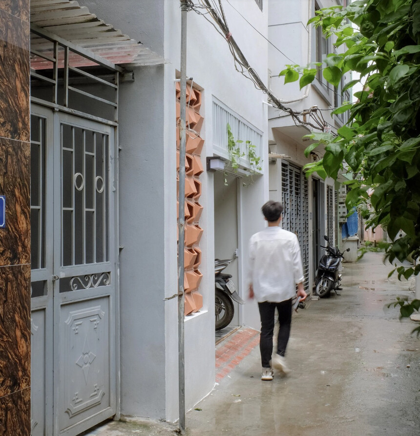 Sức mạnh của giếng trời và kiến trúc lệch tầng trong ngôi nhà 63m2 cho gia đình 3 thế hệ tại Hà Nội