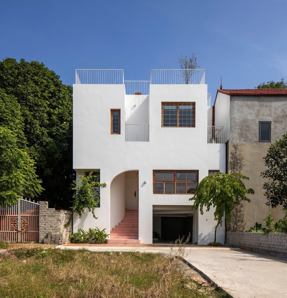 Khối hộp trắng cong bên sông: Thế giới hướng nội của nữ thiết kế thời trang