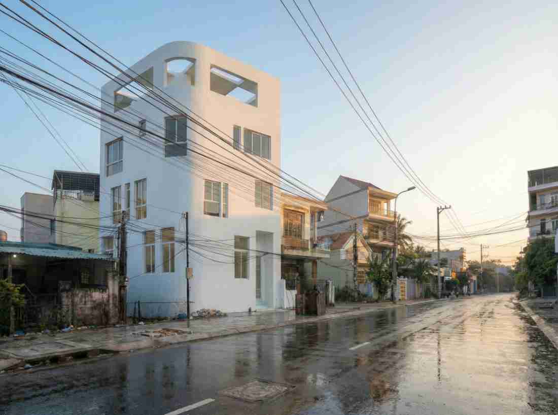 Mẫu nhà phố trắng bo cong tại Nha Trang: Điểm sáng giữa mạng lưới điện chằng chịt