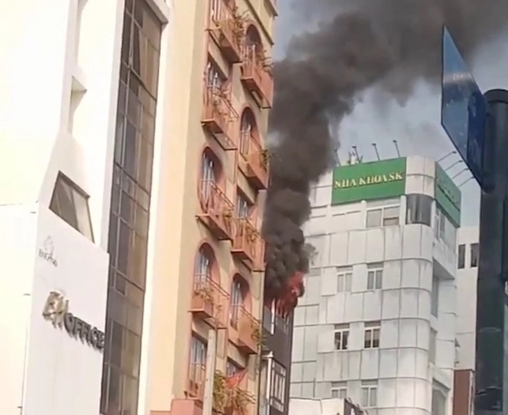 Cháy tòa nhà cao tầng ở phường Cầu Ông Lãnh, TP.HCM