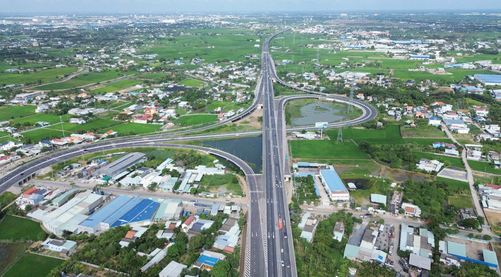 Từ cửa ngõ phát triển năng động đến trung tâm kết nối chiến lược