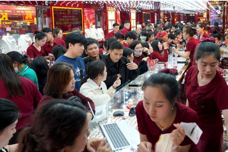 Giá vàng tuần tới có dễ phá thế "mắc kẹt"?