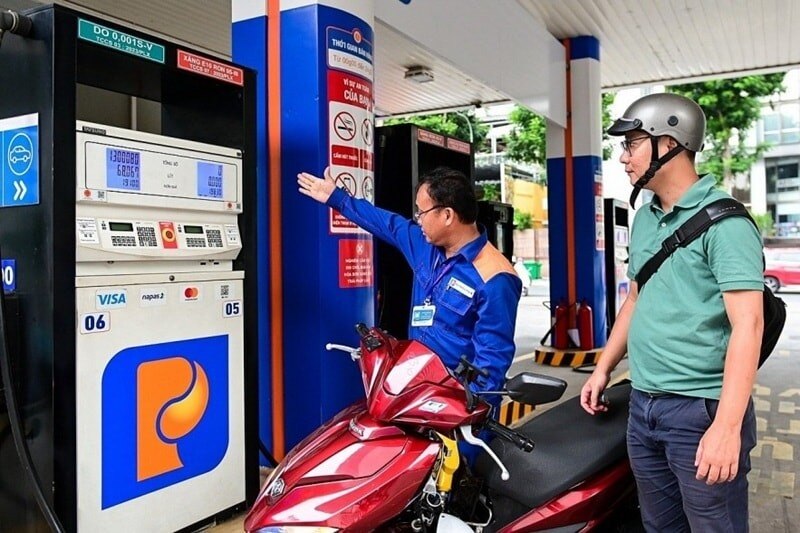 Giá xăng dầu giảm mạnh gần 4.000 đồng/lít