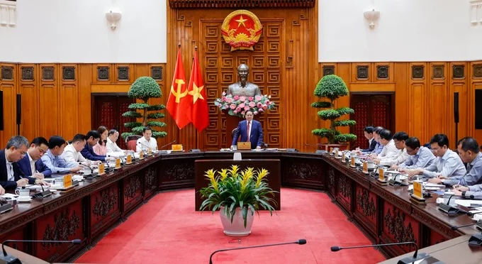 Thủ tướng: Không để đứt gãy các chuỗi sản xuất, chuỗi cung ứng xăng dầu