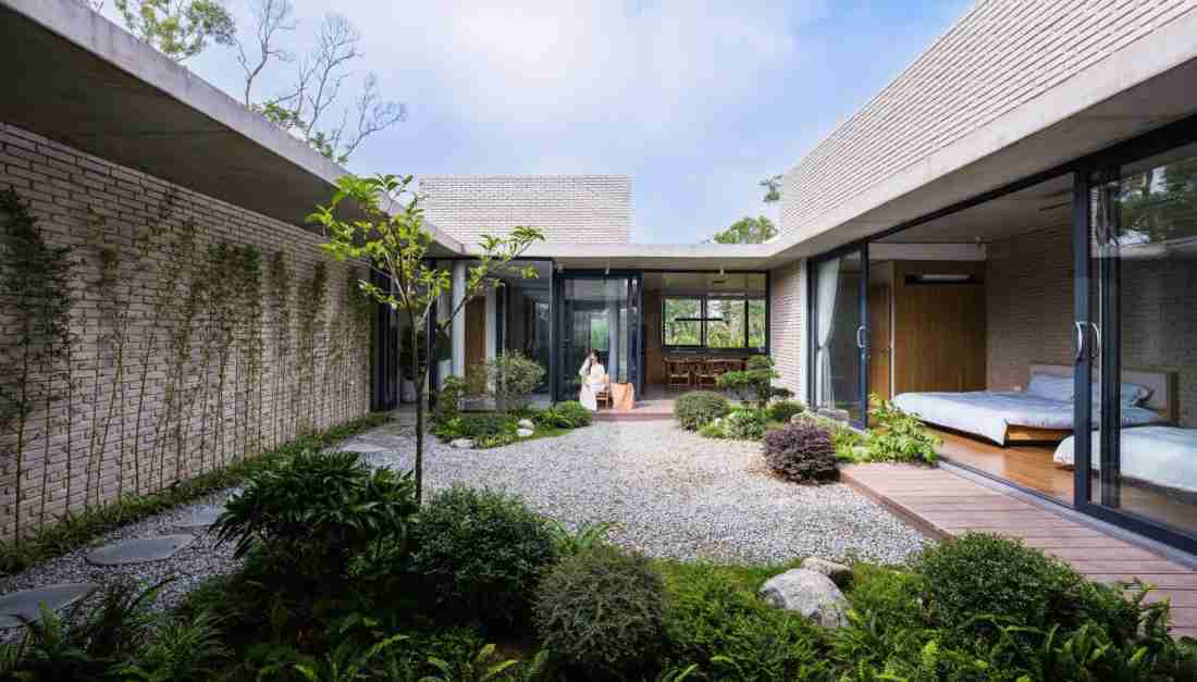 Nhà phố Hà Tĩnh: Thuần hóa thiên nhiên bằng sân trong và mái rộng