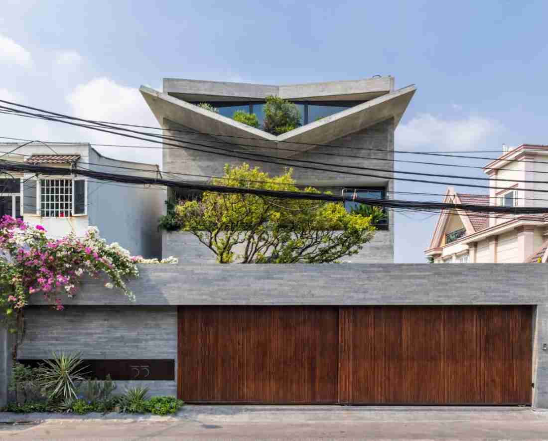 Nhà phố TP.HCM: Hệ mái V độc bản và trục xương sống vườn đôi xuyên suốt
