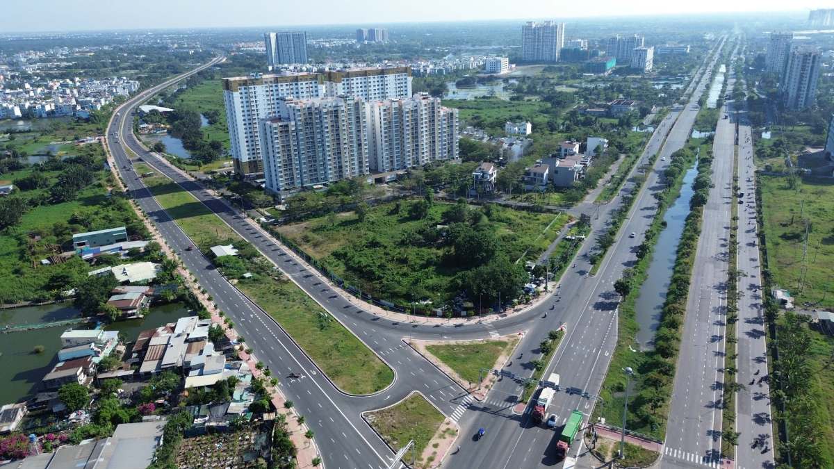 Huyết mạch phía Nam TP.HCM bị nghẽn vì 2 hộ dân!