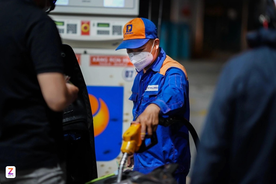 Bộ Công Thương nói lý do điều hành giá xăng dầu lúc nửa đêm