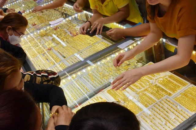 Giá vàng hôm nay 24-4: Thế giới lao dốc, vàng trong nước đi ngang chờ tín hiệu mới