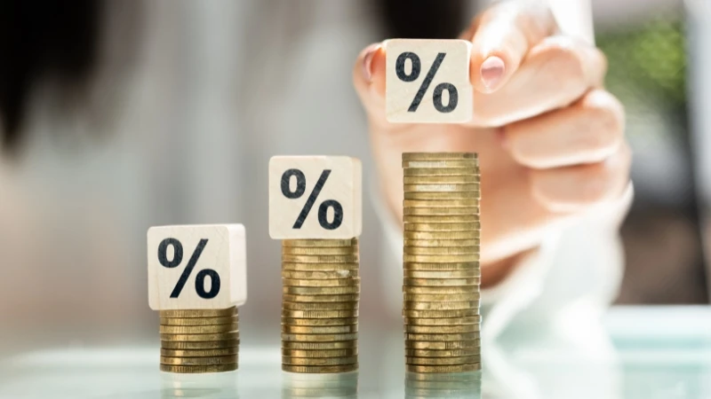 Lãi suất tiền gửi hạ nhiệt nhưng vẫn cao hơn đầu năm hơn 2,5%