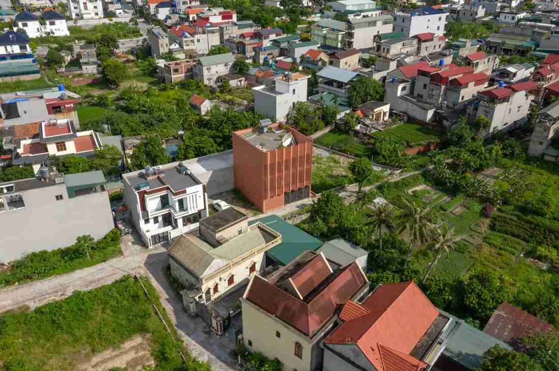 Nhà gạch cánh bướm Quảng Ninh: Giải pháp vỏ bọc 3 lớp và nông nghiệp thẳng đứng