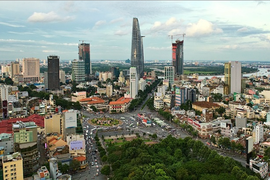 Bất động sản 24h: TP.HCM sắp đưa 23 xã lên phường, miền Tây đón 2 cao tốc mới và đề xuất cầu vượt biển 17,8km- Ảnh 1.