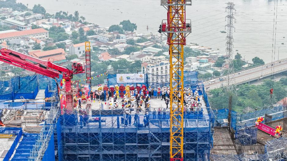 Đón sóng đô thị phía Đông: Căn hộ ven sông Fresia Riverside đã cất nóc sau 542 ngày thi công