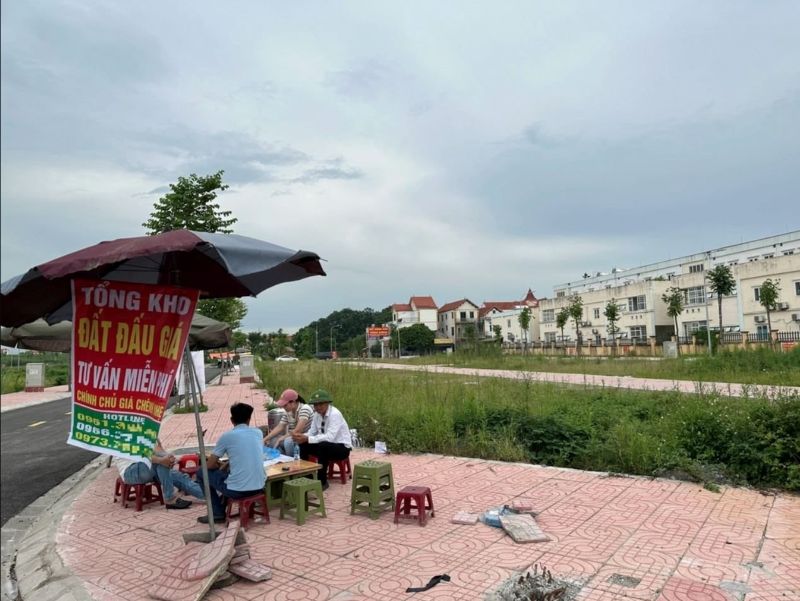 Gi&aacute; nh&agrave; vượt ngưỡng chịu đựng, thị trường tự phanh