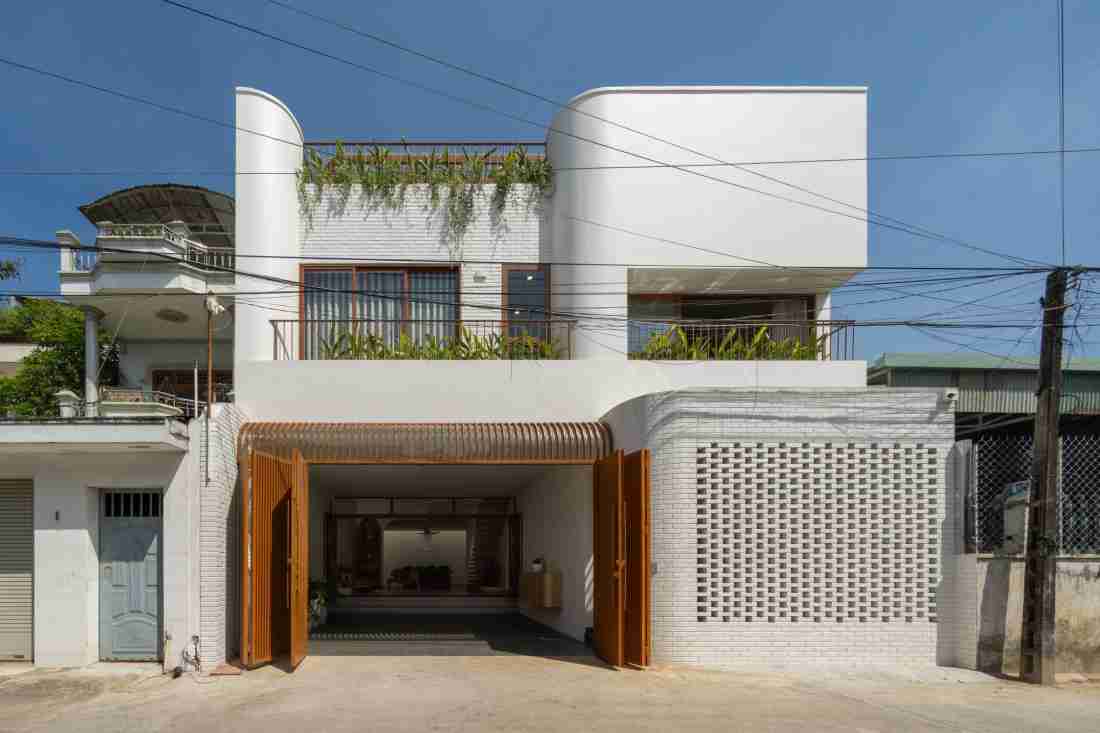 Khi thang bay nghệ thuật hóa giải thế đất xéo khó nhằn của ngôi nhà 3 tầng tại Đồng Nai