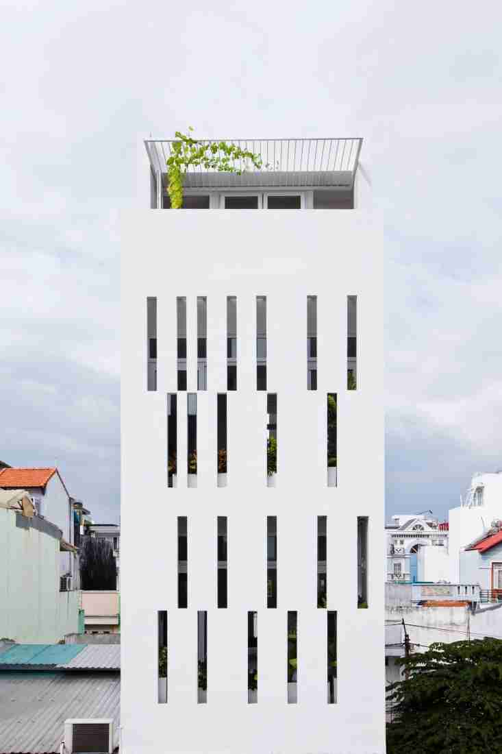 Thiết kế nhà 60m2: Cấu trúc mang cá và tường khe gió điều tiết ánh sáng