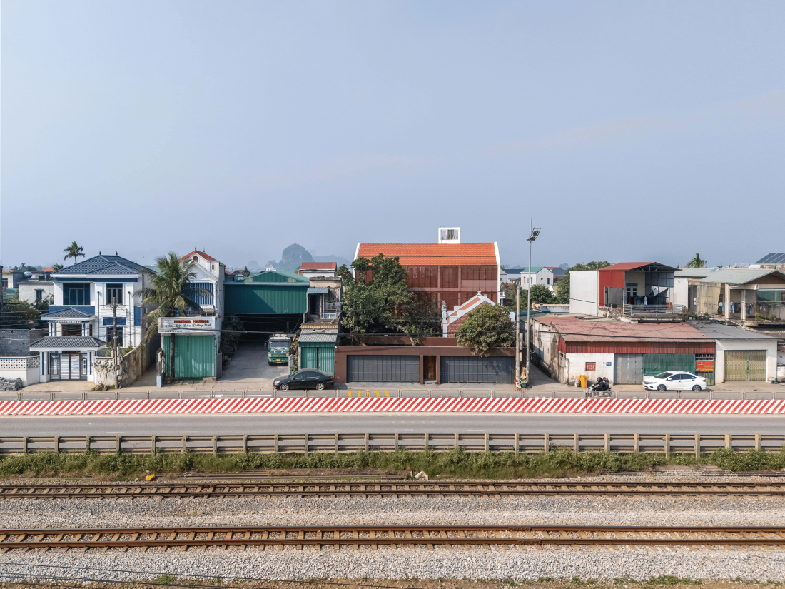 Nhà phố Ninh Bình: Cấu trúc 3 lớp lọc bụi và tiếng ồn xa lộ cho khuôn viên di sản- Ảnh 2.