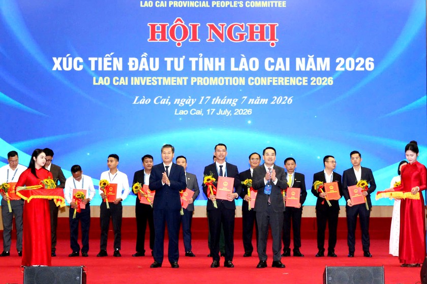 Lào Cai trao giấy chứng nhận đầu tư cho 24 dự án hơn 24.000 tỷ đồng
