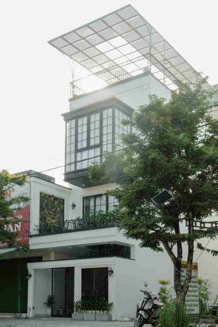 Gạch kính cản nắng hướng Tây cho nhà ống Đà Nẵng đậm chất Indochine