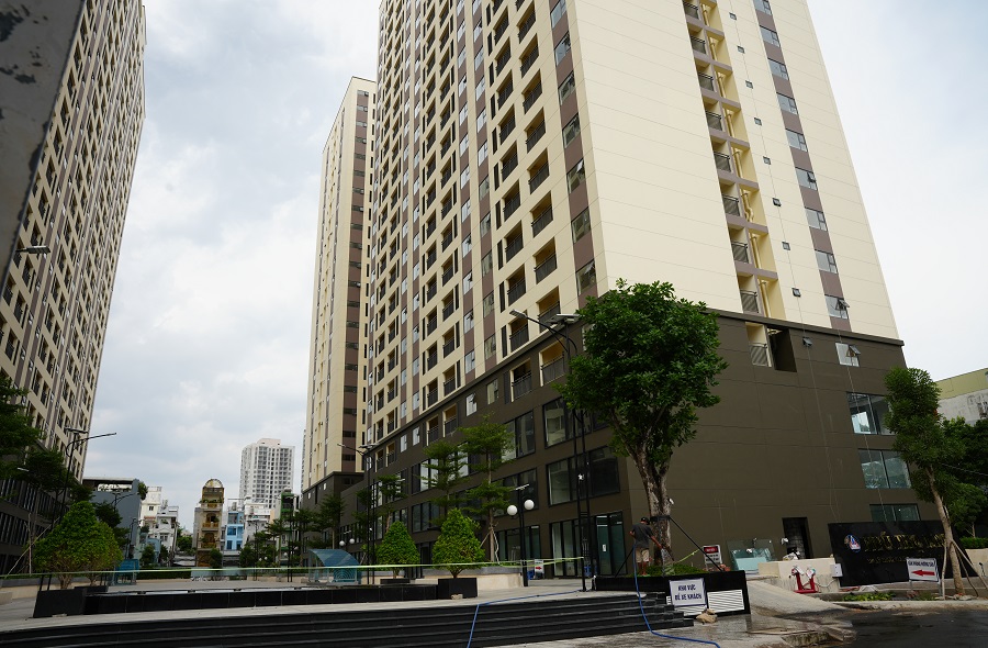 Bất động sản 24h: Hà Nội giao hơn 2,9ha đất làm nhà ở cơng an; TP.HCM đề xuất nới trần thu nhập mua NOXH