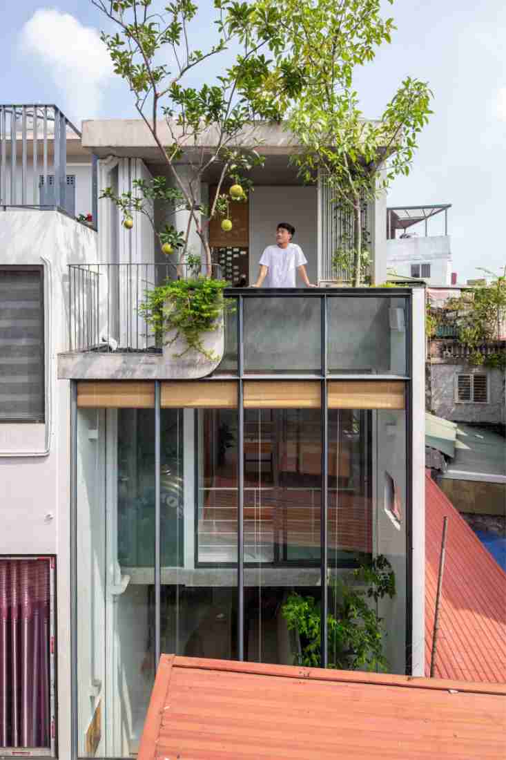 Nhà 5 tầng 24m² hẻm Hà Nội: Mặt tiền kính lấy sáng kết hợp giếng trời thông gió