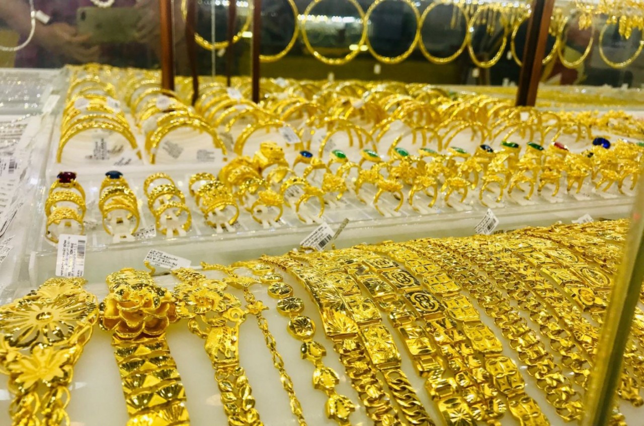 Giá vàng hôm nay 14-8: Vàng trong nước giảm 1,2 triệu đồng/lượng