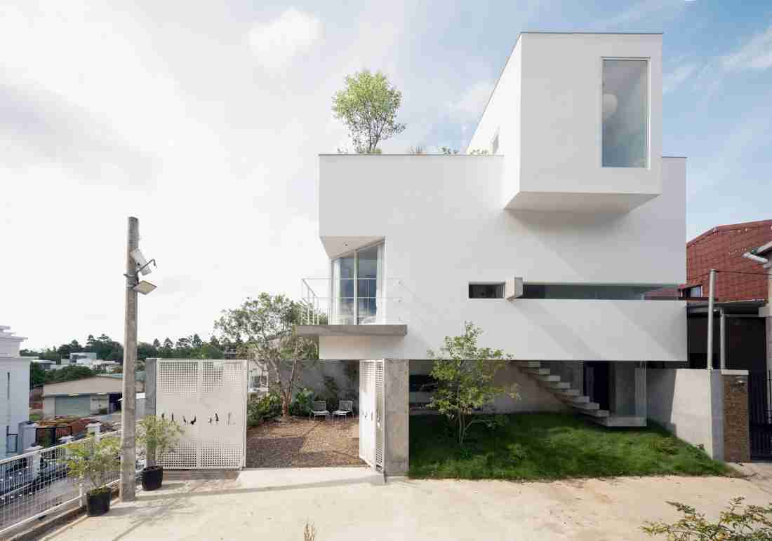 Nhà hướng Tây 102m² tại Huế: Lõi cầu thang mặt tiền và vật liệu bản địa làm mát tự nhiên