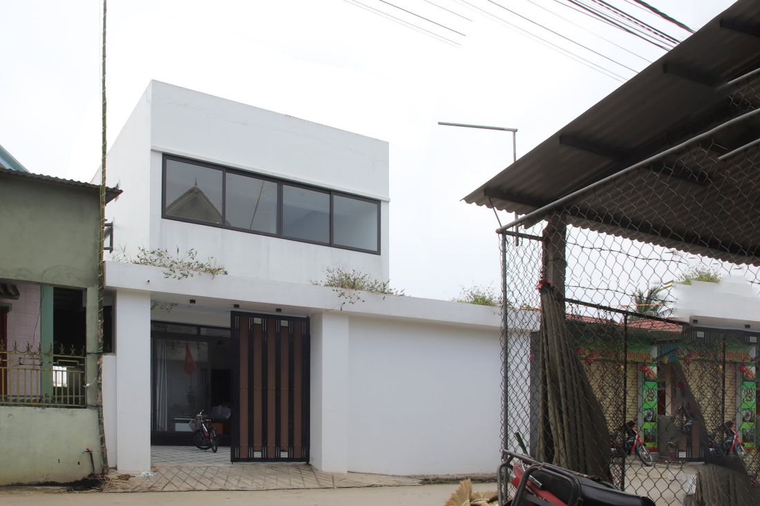 Nhà nông thôn Nghệ An: Dải hiên Đông Nam gắn kết ba thế hệ trên mảnh đất cũ- Ảnh 1.