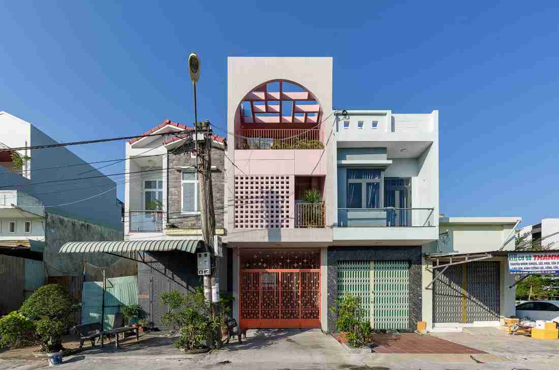 Nhà phố Quy Nhơn: Giải phóng tường bê tông bằng cấu trúc lệch tầng và giếng trời đôi
