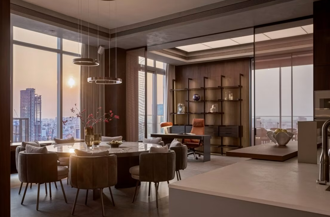 Penthouse hướng sông Sài Gòn: Phong cách nghỉ dưỡng và sự chuyển tiếp không gian vô hình- Ảnh 1. Penthouse hướng sông Sài Gòn: Phong cách nghỉ dưỡng và sự chuyển tiếp không gian vô hình- Ảnh 1.