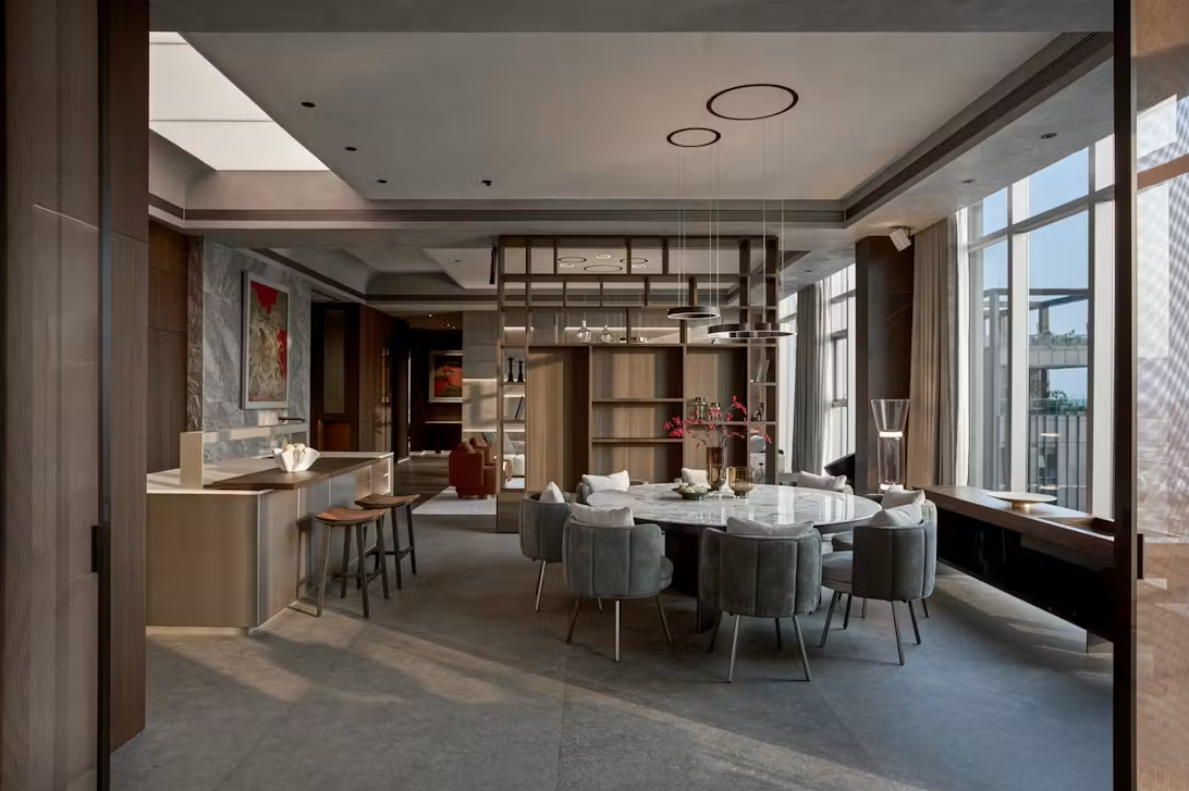 Penthouse hướng sông Sài Gòn: Phong cách nghỉ dưỡng và sự chuyển tiếp không gian vô hình- Ảnh 2. Penthouse hướng sông Sài Gòn: Phong cách nghỉ dưỡng và sự chuyển tiếp không gian vô hình- Ảnh 2.