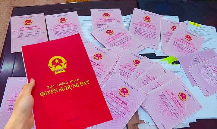 Đề xuất bỏ ghi tên người đại diện trên sổ đỏ gia đình, luật sư nói gì?