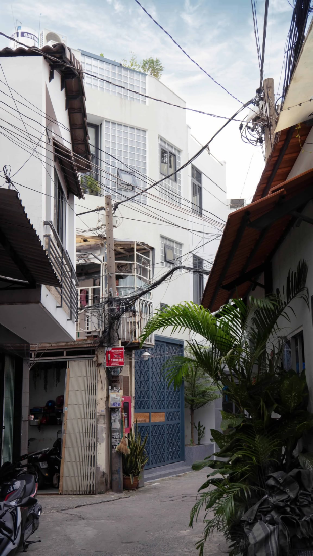 Nhà phố chỉ 20 m² TP.HCM: Cấu trúc xoay khối vuông và dải đệm thang bọc quanh- Ảnh 1.