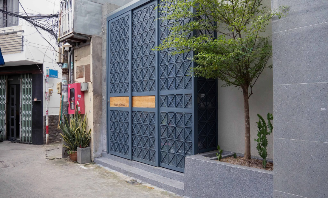 Nhà phố chỉ 20 m² TP.HCM: Cấu trúc xoay khối vuông và dải đệm thang bọc quanh- Ảnh 2.