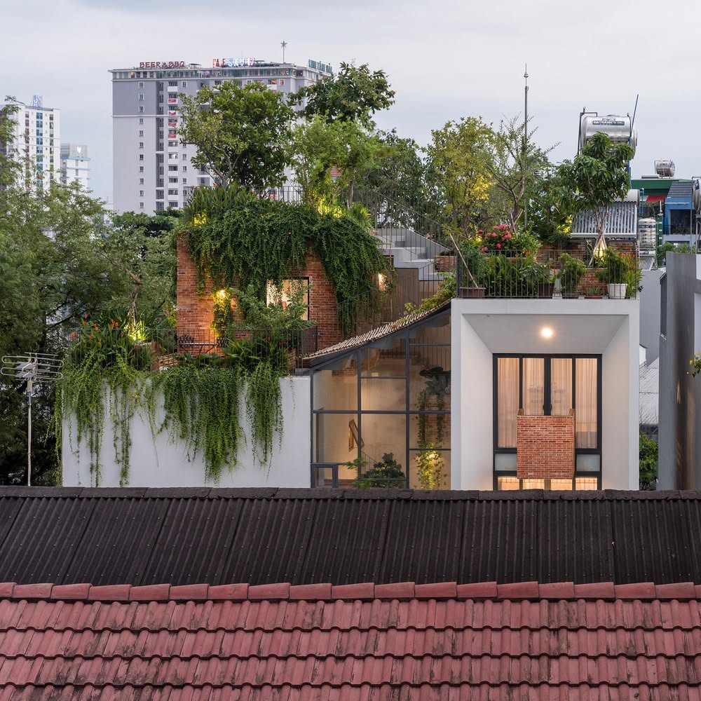 Nhà lệch tầng 110 m² TP.HCM sở hữu công viên xanh ngập bóng mát trên mái