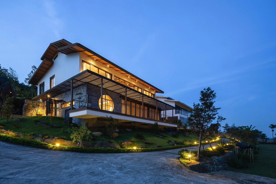 Biệt thự trên đỉnh đồi ngoại ô Hà Nội: Lớp vỏ da thở hai tầng và lõi thang hình lò gạch ký ức Biệt thự trên đỉnh đồi ngoại ô Hà Nội: Lớp vỏ da thở hai tầng và lõi thang hình lò gạch ký ức