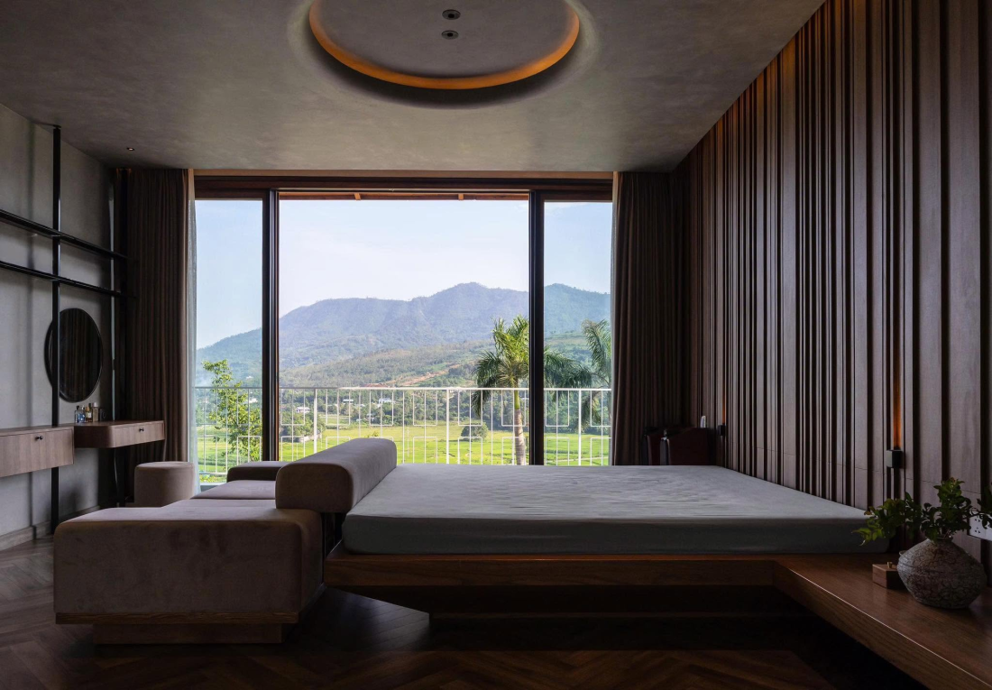 Biệt thự trên đỉnh đồi ngoại ô Hà Nội: Lớp vỏ da thở hai tầng và lõi thang hình lò gạch ký ức Biệt thự trên đỉnh đồi ngoại ô Hà Nội: Lớp vỏ da thở hai tầng và lõi thang hình lò gạch ký ức