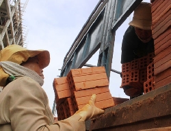 Giá vật liệu xây dựng tăng, &quot;khổ chủ&quot; méo mặt