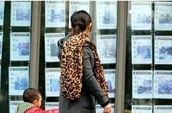 Trung Quốc: Doanh thu bất động sản giảm xuống "mức nguy hiểm"